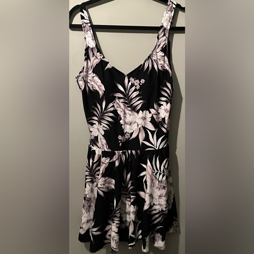 Floral Black and White swimsuit Women’s size 16.  New with tags.